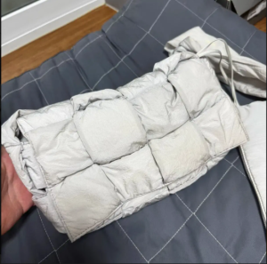 보테가베네타 패딩 카세트백