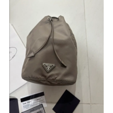 프라다 파우치